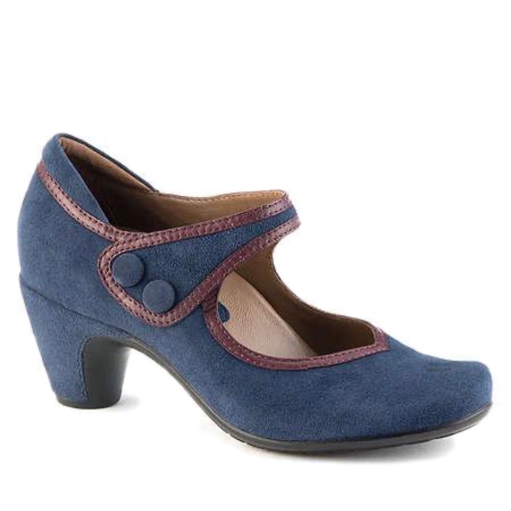 Vintage style Earthies suede mary jane heel.